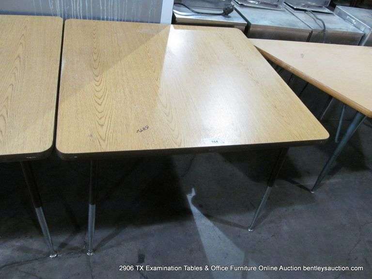 ADJUSTABLE HEIGHT LIGHT WOOD LAMINANT SCHHOL TABLE, 3' X 3' X 27"