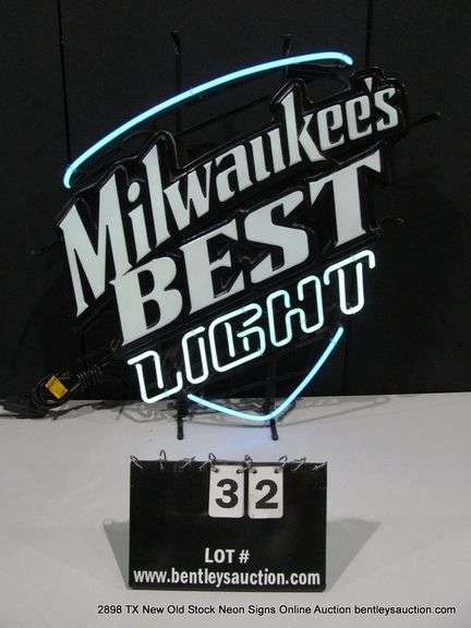 MILWAUKEE BEST LIGHT, 25" X 30"