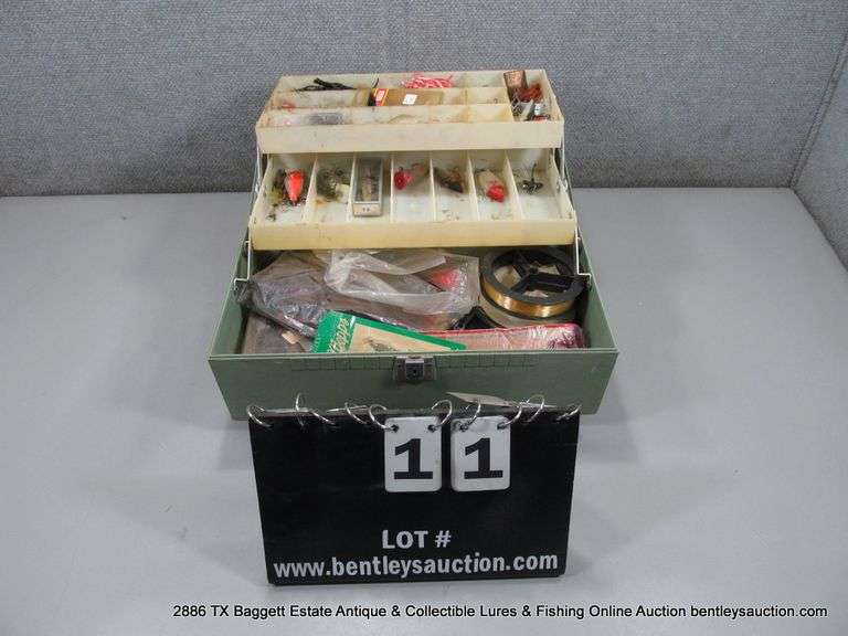 PLASTIC TACKLE BOX W/ ASSORTED TACKLE & LURES