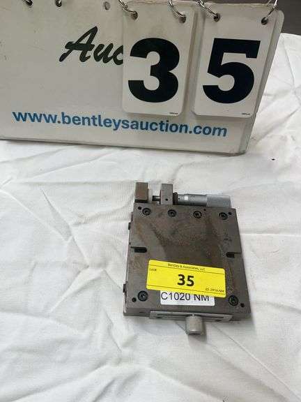 MANUAL LINEAR TRANSLATION STAGE W/ MICROMETER HEAD