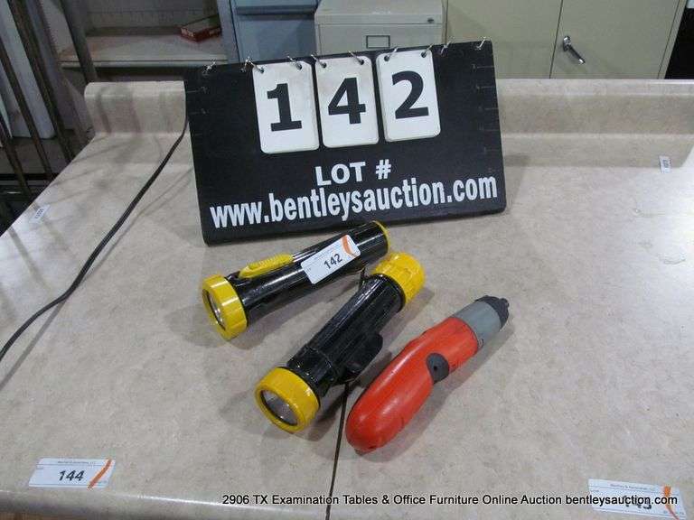 LOT: (2)BLACK & YELLOW PLASTIC FLASHLIGHTS, (1) BLACK & DECKER 3.6V HAND DRILL