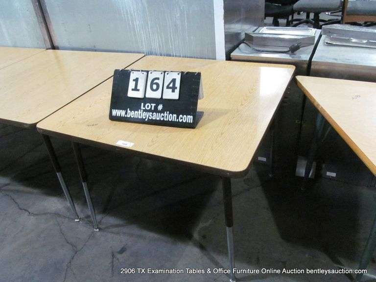 ADJUSTABLE HEIGHT LIGHT WOOD LAMINANT SCHHOL TABLE, 3' X 3' X 27"