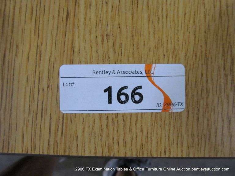 ADJUSTABLE HEIGHT LIGHT WOOD LAMINANT SCHHOL TABLE, 3' X 3' X 27"