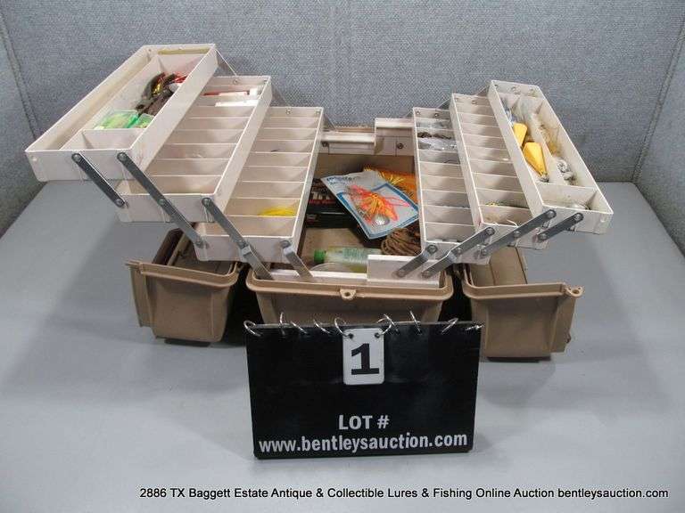 PLASTIC TACKLE BOX W/ VARIOUS TACKLE & LURES