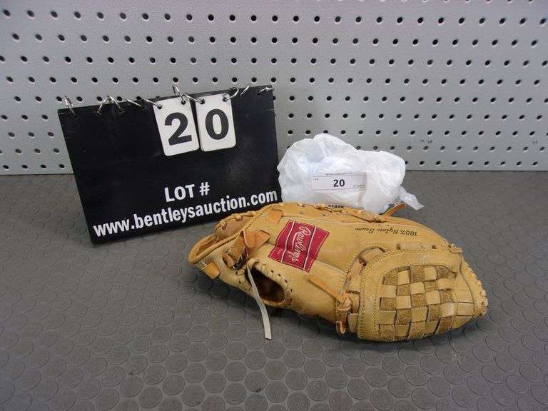 CHRIS CHAMBLISS RAWLINGS 1ST BASEMAN MITT - MINT CONDITION - NEW YORK YANKEES STAR
