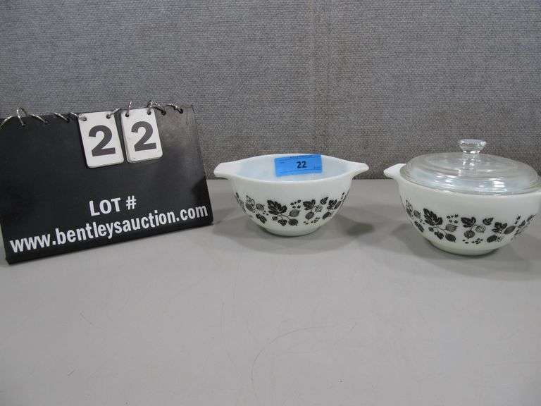 PYREX 3 PIECE BLACK & WHITE LEAF W/ LID