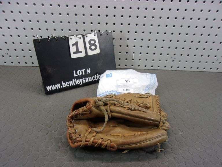 MICKEY MANTLE 1960'S RAWLINGS BASEBALL GLOVE