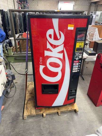 DIXIE-NARCO DNCB 180CC/105-5 COCA-COLA VENDING MACHINE