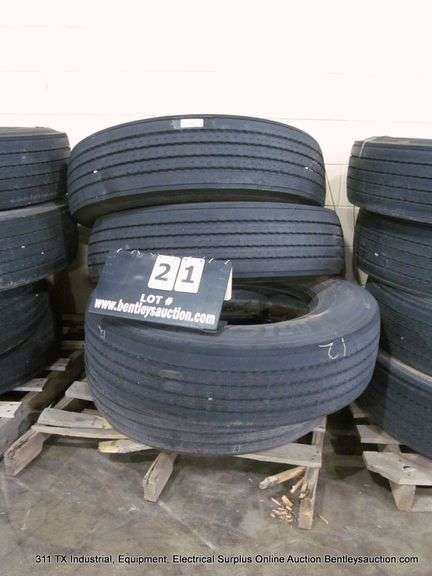PALLET OF (4): MICHELIN TRUCK TIRES ~ 275/80 R22.5