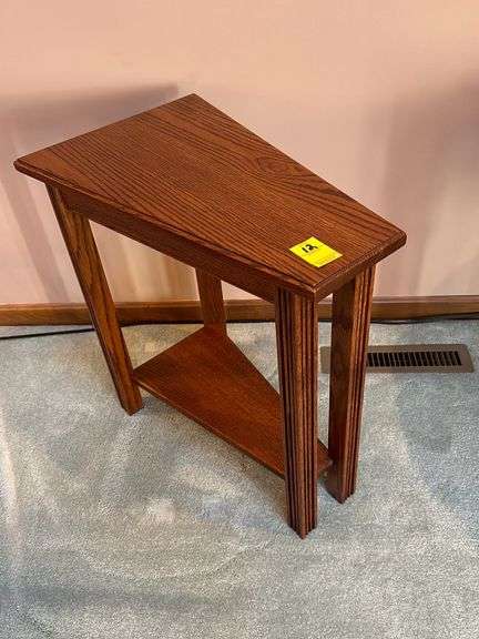 22x14x24 tapered oak end table with shelf