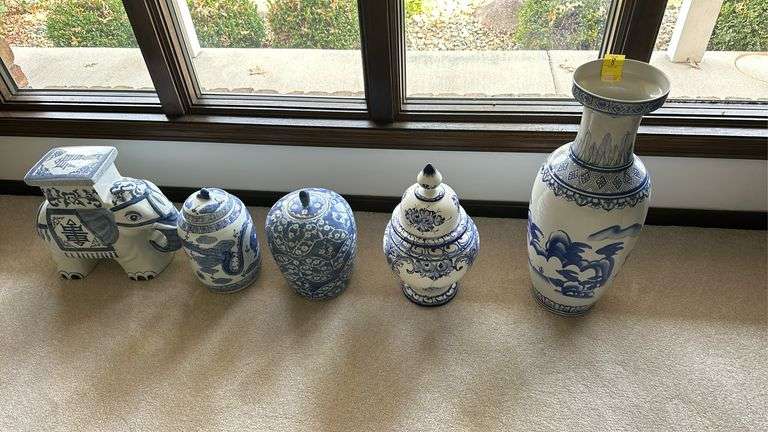 5 pcs blue/white oriental jars and elephant stand