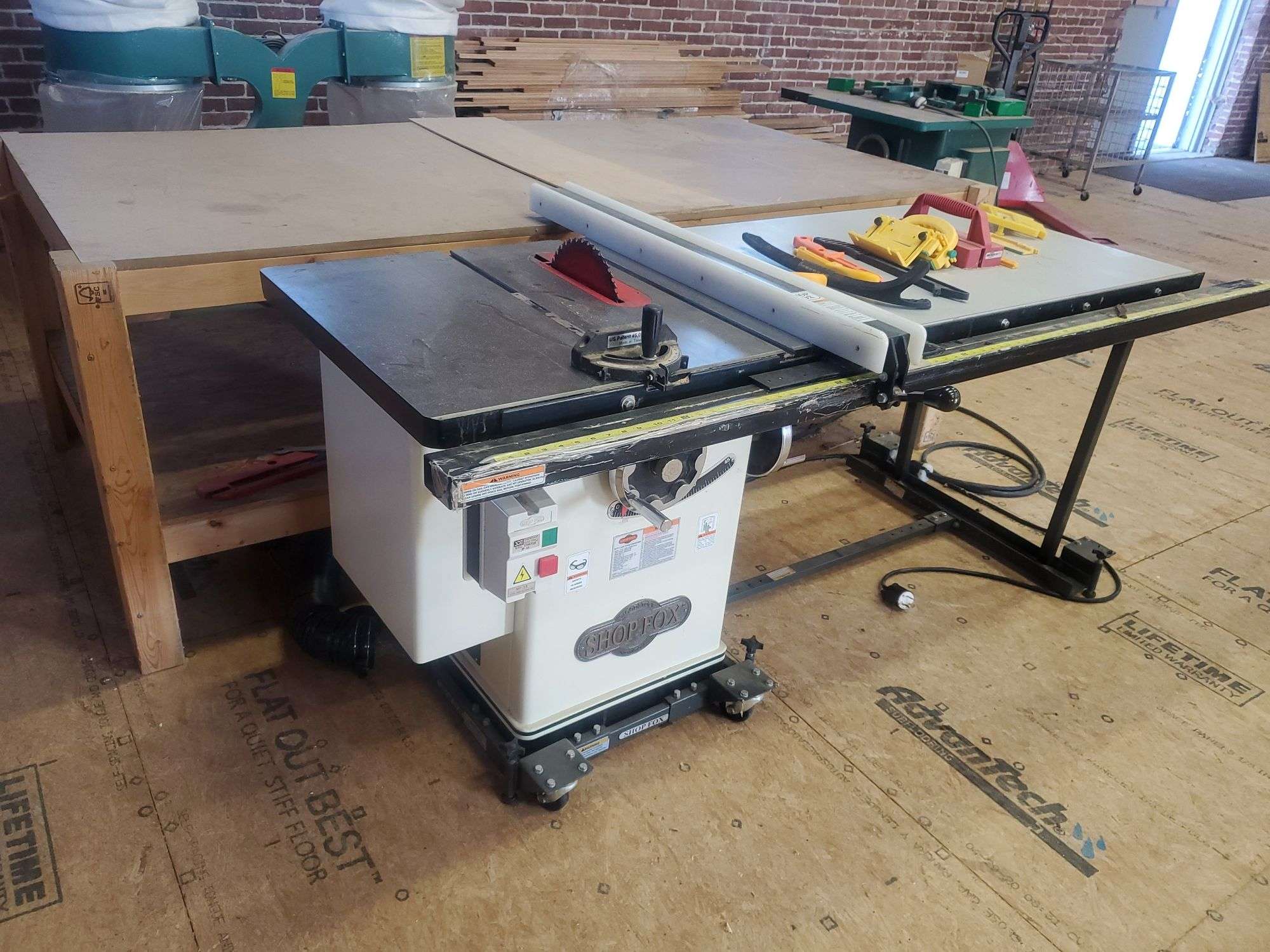 Woodstock International Shop Fox W1711 left tilting cabinet saw. 5