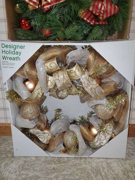 Decorative 20-in and 24-in Christmas wreaths.