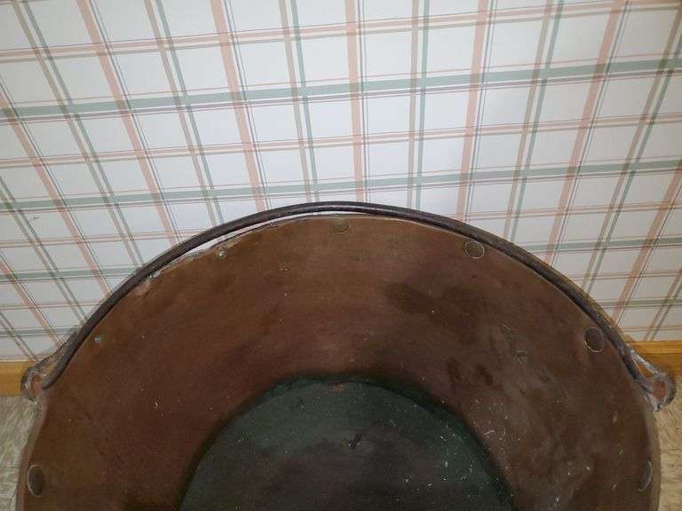 Large antique copper pot / cauldron with wrought iron handle measures 23-in round X 16 in tall