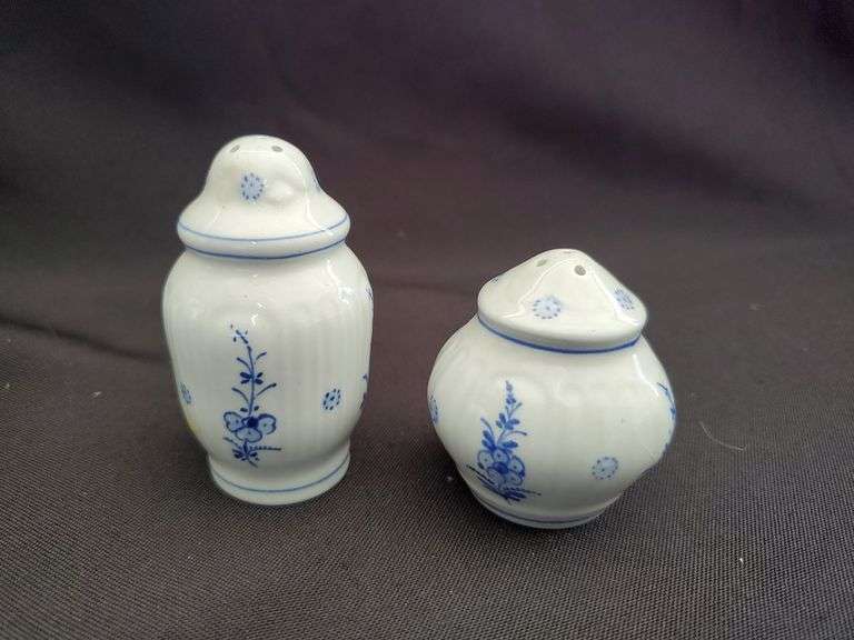 Delft Blue pitchers, covered pot, salt & pepper