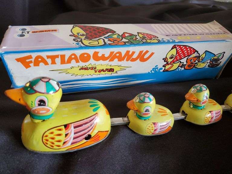 Fatiaowanju Muziyouya Mother Duck & Ducklings Wind Up Tin Toy 11" with Box NOS, No Key