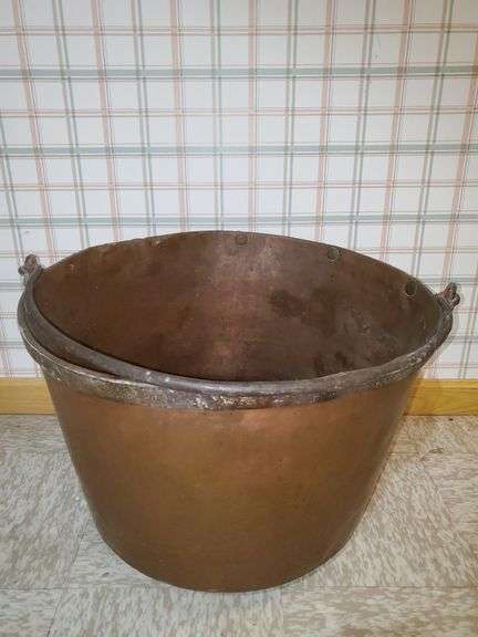 Large antique copper pot / cauldron with wrought iron handle measures 23-in round X 16 in tall