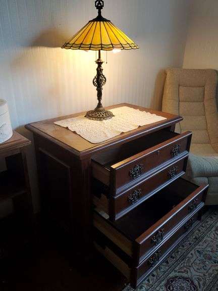 2-Drawer oakwood dresser with brass lamp