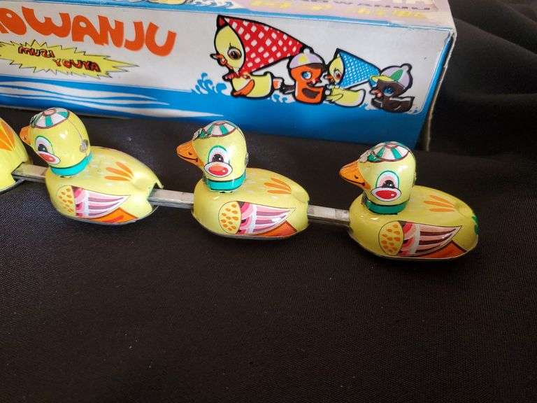 Fatiaowanju Muziyouya Mother Duck & Ducklings Wind Up Tin Toy 11" with Box NOS, No Key