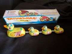 Fatiaowanju Muziyouya Mother Duck & Ducklings Wind Up Tin Toy 11" with Box NOS, No Key