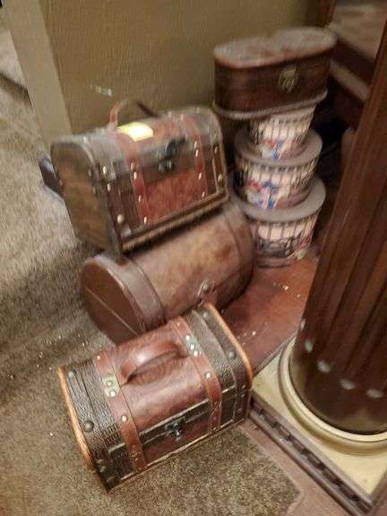 Trunk style storage boxes and round storage boxes