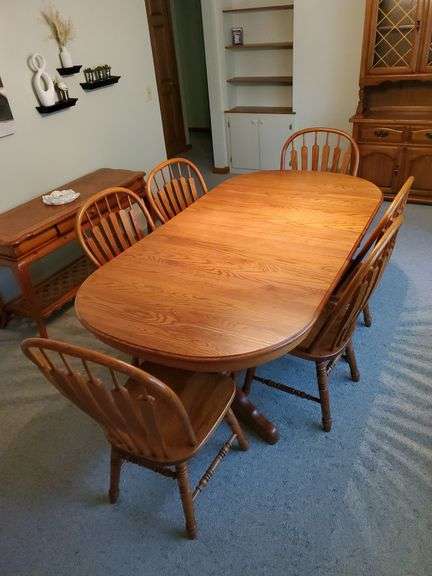 Beautiful Richardson Brothers Company solid oak, double pedestal dining table with (1) captain and (5) matching dining chairs featuring bentwood backs with spindled legs. Includes (1)11-in leaf (pictured in place). Table measures 40 in W X 79 in L X 30 in H. (68 in L without leaf). Very nice condition.