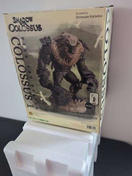 Fine arts statue Colossus 1. Shadow of the Colossus sculpted by shinsuki kataoka. 8 2/3 in tall cold cast porcelain statue