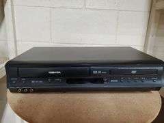 MCS AM FM stereo component with speakers model number 3236, powers on, Toshiba VHS / DVD player model number SD-K220U, powers on, HP keyboard. Basement