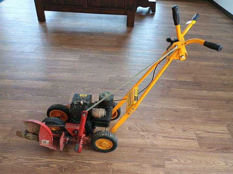 McLane edger, 3hp Briggs and Stratton engine, model 801-3RP. Includes extra edger trimmer replacement blade. Engine turns freely.