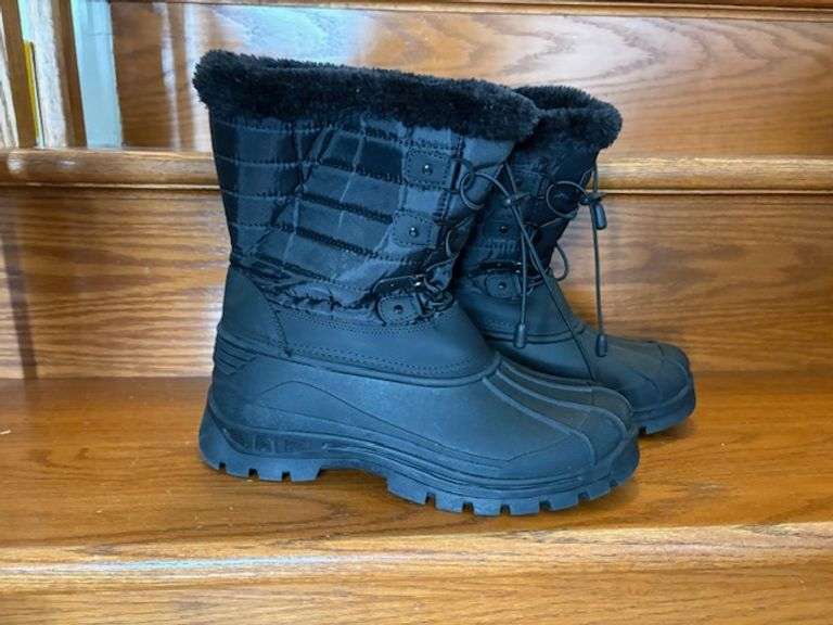 NWT - Mountain Warehouse winter boots.  Ladies 10.