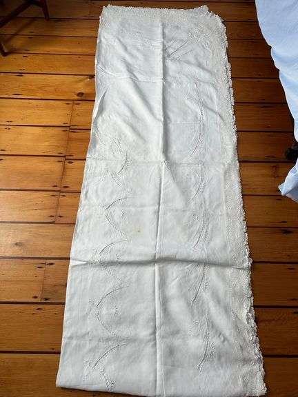 Exquisite linen laced tablecloth approx 11 by 15