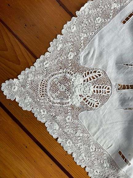 Exquisite linen laced tablecloth approx 11 by 15