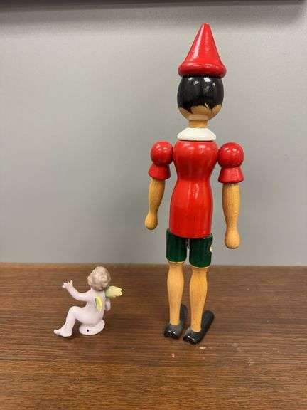 2 Small Figurines