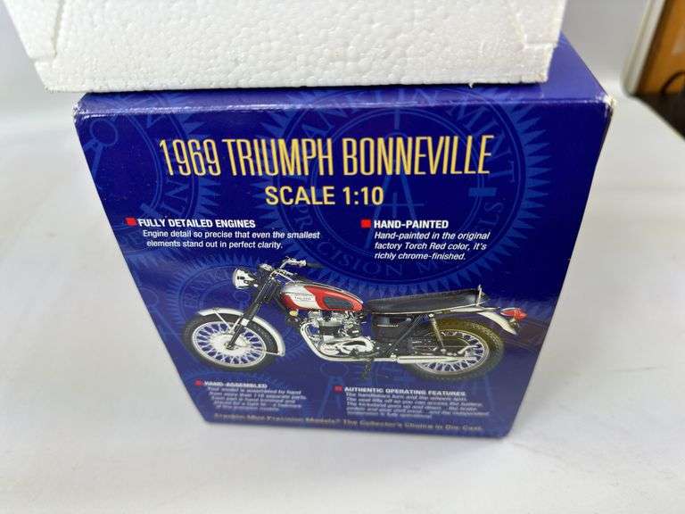 Franklin Mint 1969 Triumph Bonneville 1:10 Diecast Motorcycle