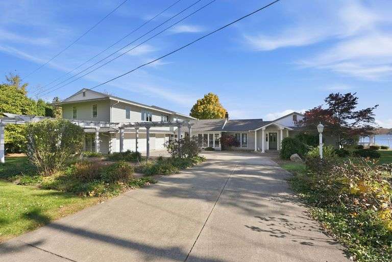 NO RESERVE!! 1455 Lane 280 Hamilton Lake, Hamilton, IN 46742