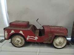 Pickers LOT: STRUCTO Ride On Jeep Willys *As-Is + Beer Cases