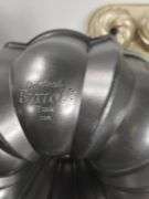 Bundt Cake Molds Viking + 2 Cutting Boards