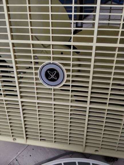 LOT Vintage Fans & CD Radio Boombox
