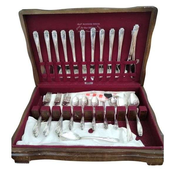 Vintage Flatware 1849 Rogers IS Daffodil Service for 12 + Serving Silverplate
