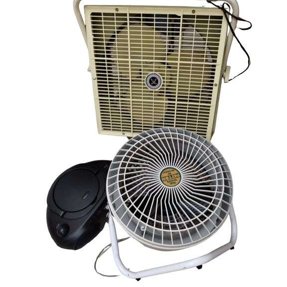 LOT Vintage Fans & CD Radio Boombox