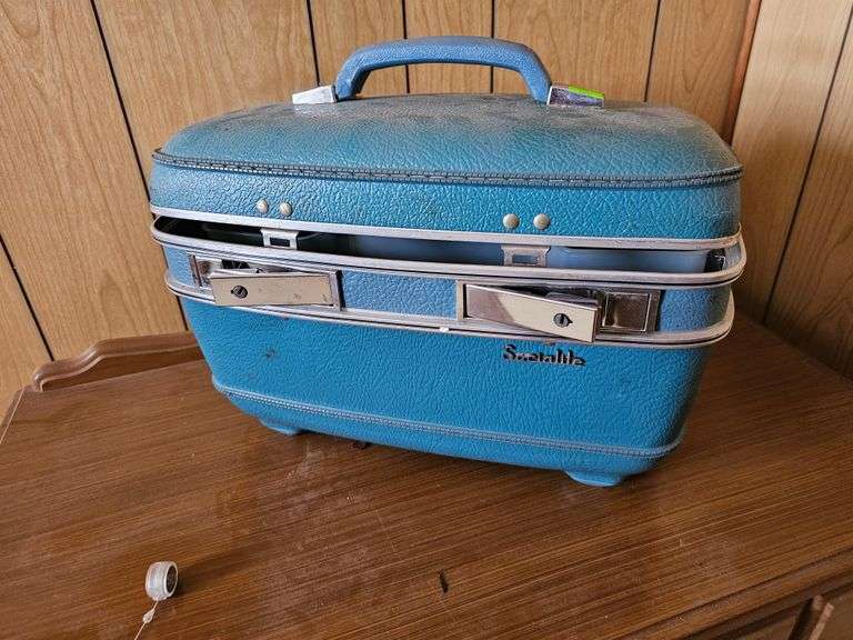 Small Dresser Socialite Blue Train Case + Lot of Picture Frames