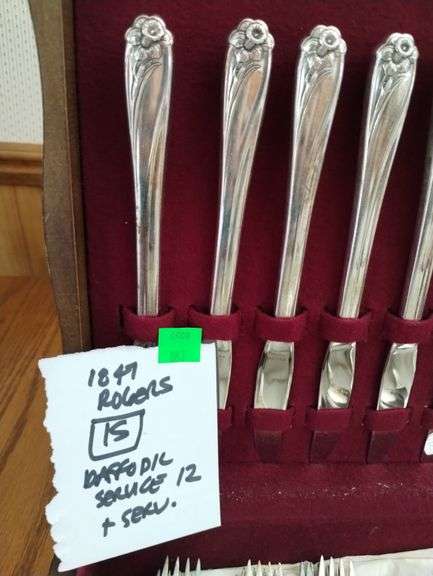 Vintage Flatware 1849 Rogers IS Daffodil Service for 12 + Serving Silverplate