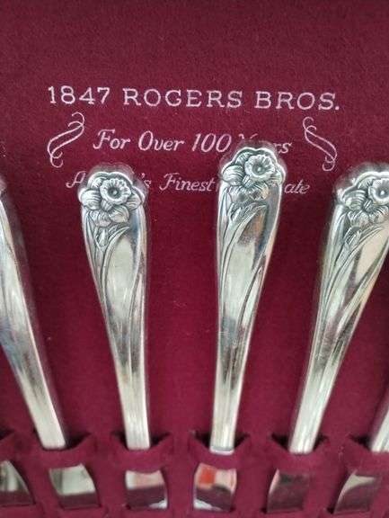 Vintage Flatware 1849 Rogers IS Daffodil Service for 12 + Serving Silverplate