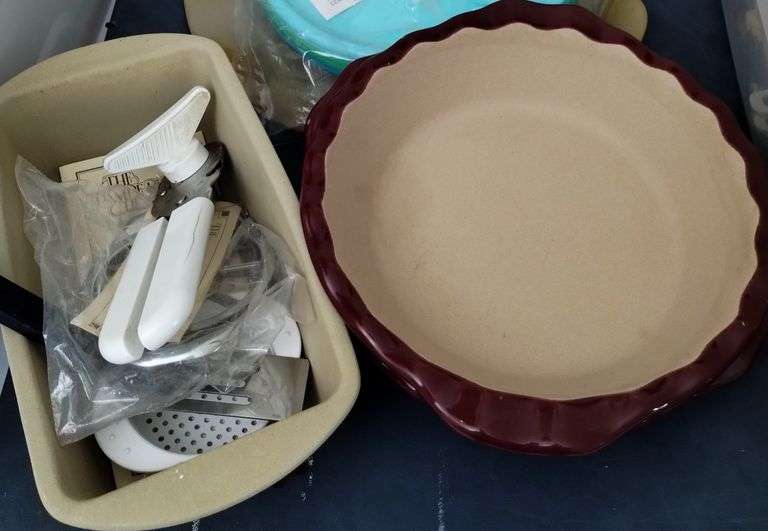 LOT Pampered Chef Kitchen Items Pie Plates