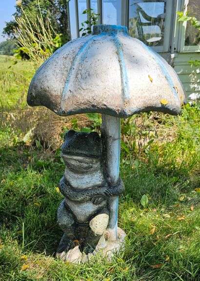 Vintage Frog & Umbrella Bird Bath Figure Outdoor Garden
