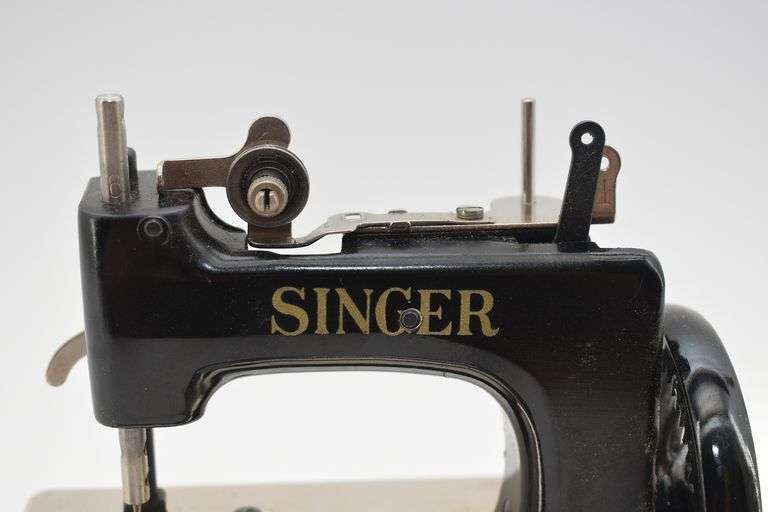 Child's Hand Crank Singer Sewing Machine BHD Auctions