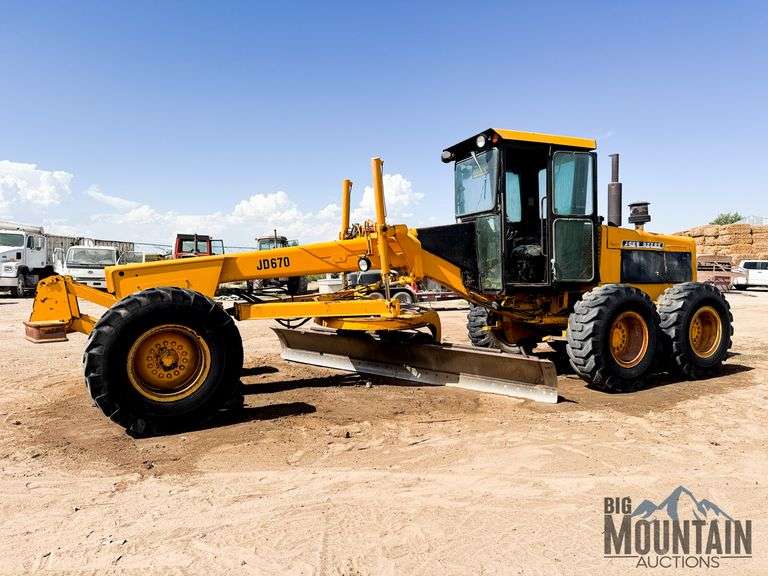 John Deere 670 Road Grader
