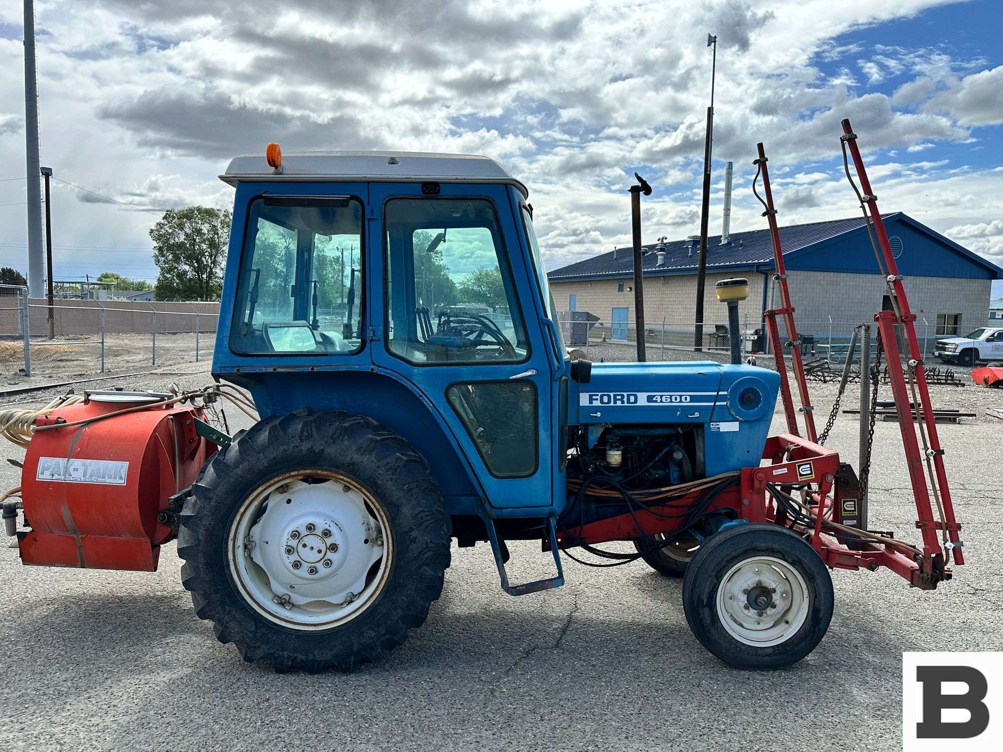 1977 Ford 4600 Tractor - Booker Auction Company