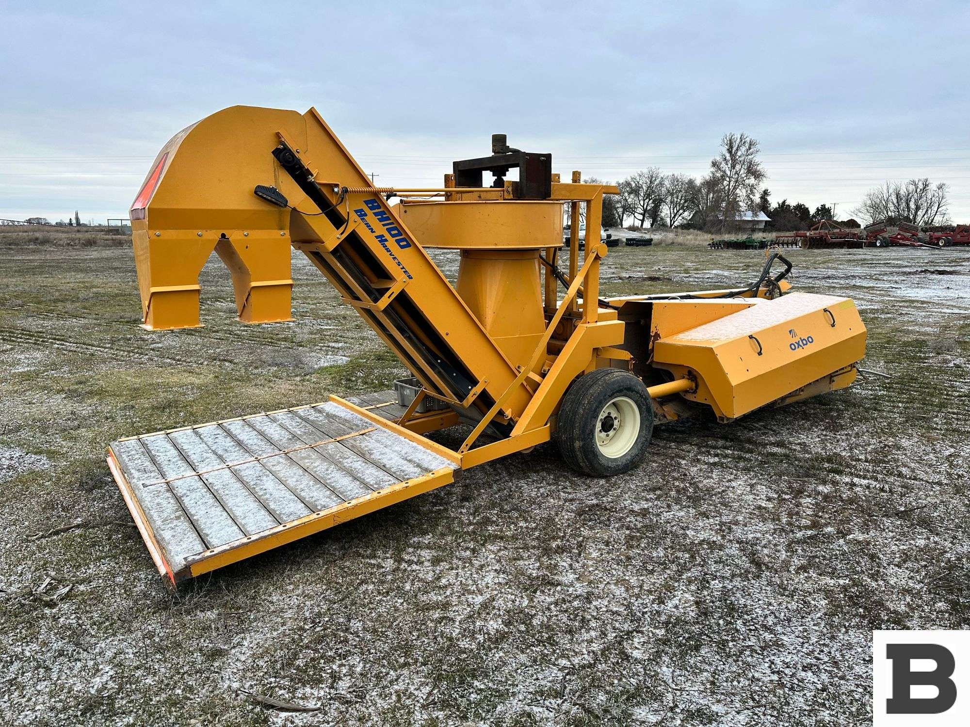Beans Win 専用 Oxbo BH100 Bean Harvester - Mesa, WA - Booker Auction Company