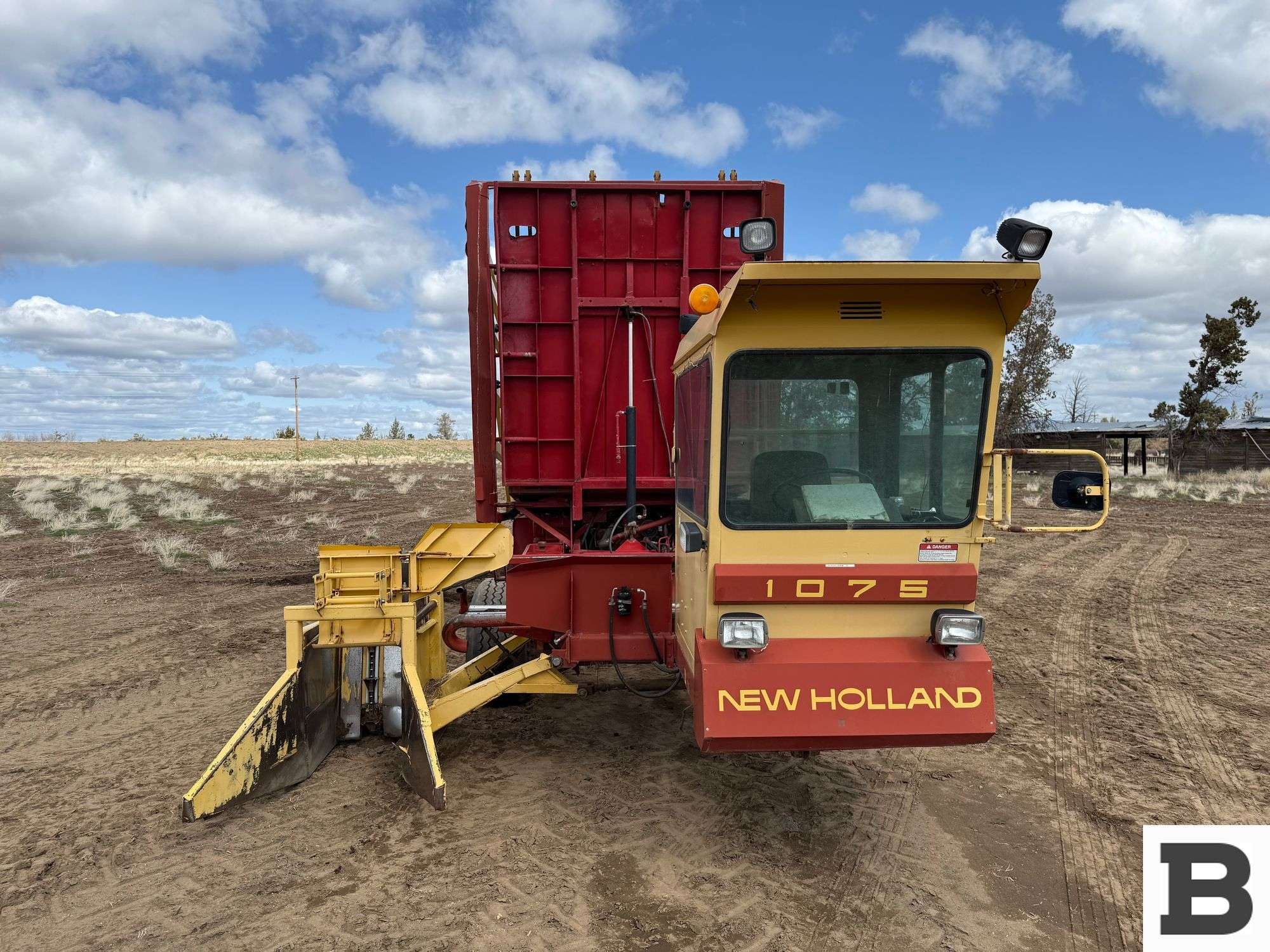 New Holland 1075 Bale Wagon- Bend, OR - Booker Auction Company, image size:2000x1500